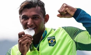 Medalhista olímpico Isaquias se irrita, grita e xinga em rádio após críticas à namorada