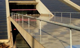 Corpo nu e carbonizado de uma mulher é encontrado na porta de teatro