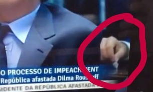 Senador mexe em saquinho suspeito durante discurso de Dilma