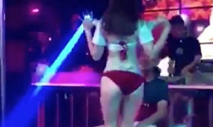 Mulher tem ataque de fúria ao flagrar namorado com stripper 