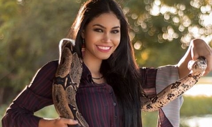  Sheislane Hayalla volta a Manaus e posa com cobra e preguiça durante passeio   