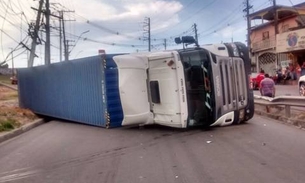 Acidente com caçamba deixa bairros sem energia em Manaus