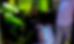 De saia, mulher recebe sexo oral de homem em boate