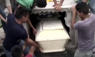 Família desenterra garota após desconfiar que ela ainda estivesse viva [vídeo]