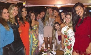 Após apresentar namorado para família, Grazi Massafera posa com sogra em festa 