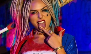 Fantasiada de Arlequina, Mendigata sensualiza em ensaio com pouca roupa