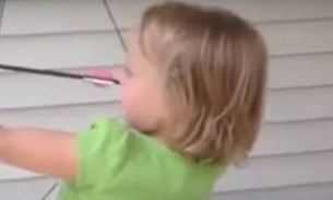 Desesperada para arrancar o dente, veja o que a menina fez