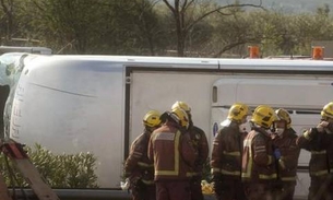 Ônibus tomba e 24 pessoas ficam feridas 