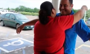 Funcionária chega atrasada e chefe faz uma surpresa