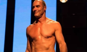 Após nudes, Paulo Zulu desfila de cueca branca e algo chama atenção