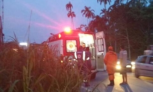 Homem fica preso em ferragens após carro capotar em barranco na AM-010