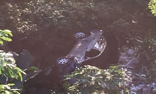 Trio rouba veículo e cai em barranco durante perseguição