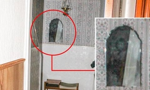 Fantasma aparece em espelho de casa em foto macabra