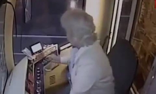 Vídeo mostra momento em que mulher é atropelada por trem enquanto mexia no celular