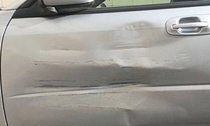 Homem tem uma atitude inacreditável após bater o carro no caminhão