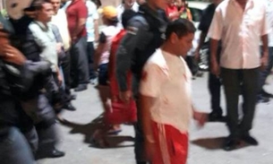 Camelô surpreende colega com 8 facadas no Centro de Manaus; vídeo