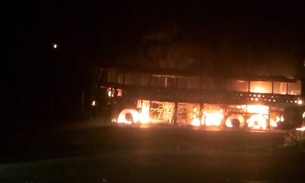 Dupla sertaneja tem ônibus incendiado e sofre atentado