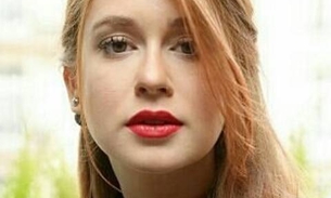 Deslumbrante, Marina Ruy Barbosa é assediada em Paris e posa em meio a atrizes de Hollywood