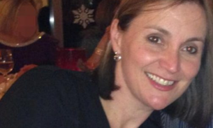 Mulher morre cinco dias depois de se arranhar no jardim