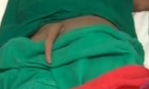 Jovem vive com rabo preso nas costas há 18 anos