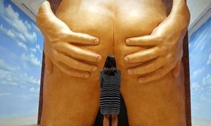Obsessão por bumbum chega à galeria de artes plásticas 