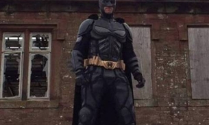 Anônimo se veste de Batman para exterminar palhaços assassinos