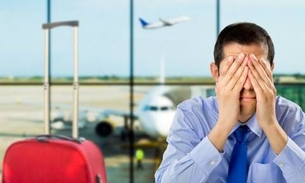 Homem é expulso de avião após assediar aeromoça