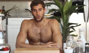 Cozinheiro gato ensina receitas saudáveis quase pelado na web