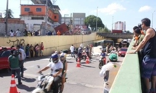 Container tomba em viaduto e deixa quatro feridos em Manaus