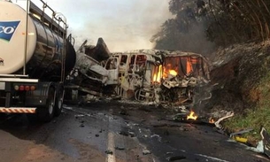 Colisão entre caminhão e ônibus deixa 20 mortos e vários feridos