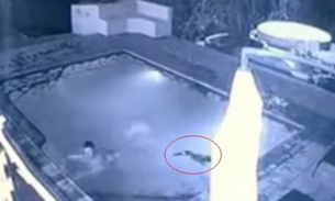 Casal foge desesperado da piscina após ver algo assustador 