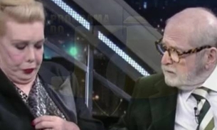 Seio de Rogéria escapole durante programa ao vivo e internautas não perdoam