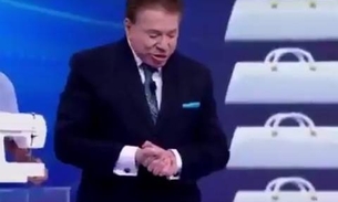 Silvio Santos não vê degrau e cai durante programa