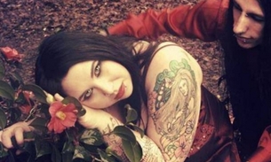 Casal vampiro na vida real bebe sangue um do outro