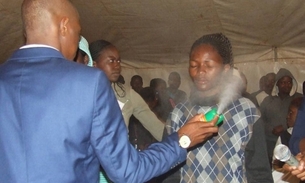 Pastor garante curar HIV e câncer usando inseticida nos fiéis  