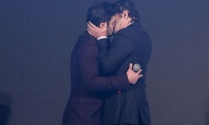 Marcelo Serrado e Marcos Versas dão beijão na boca durante evento