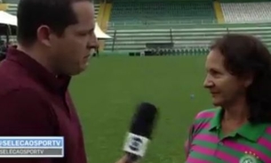 Mãe de goleiro morto faz pergunta e repórter cai aos prantos abraçado com ela