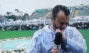Jornalista da Globo, Eric Faria chora em campo durante velório coletivo