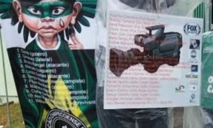 Torcedor da Chapecoense se amarra em cruz na frente da Arena Condá