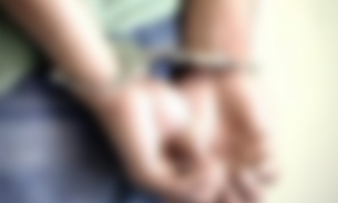 Homem é preso em flagrante vendendo drogas em frente à delegacia em Manaus