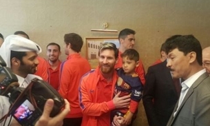 Messi realiza sonho do garoto que usava camisa do time feita de plástico 