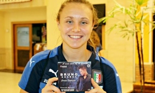 Cantor Amazonense presenteia seleção italiana de futebol feminino em Manaus