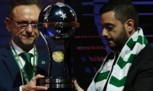 Presidente da Chapecoense recebe troféu da Copa Sul-Americana 