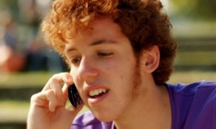 De garoto propaganda a ator da Globo, João Cortez surpreende ao cantar no “Encontro”