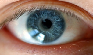 Pessoas cegas ganham ‘olho biônico’ do governo 