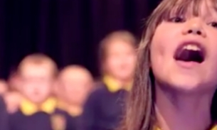 Menina autista de 10 anos emociona ao cantar ‘Hallelujah' e viraliza na web