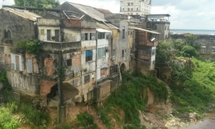 Casas à beira do rio são interditadas por risco de desabamento em Manaus