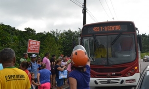 Populares impedem fuga de homem após assalto à ônibus em Manaus
