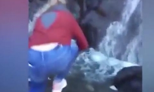 Emocionada, mulher deixa aliança cair em cachoeira após pedido de casamento 