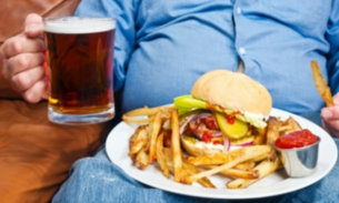 Finalmente a ciência explicou o que você já sabia: beber dá fome